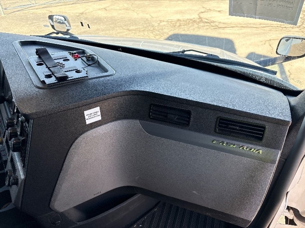 Sleeper Tractor-Heavy Duty Tractors-Freightliner-2022-T12664ST-Wabash-IN-499,401\n\t\tmiles-$ 63,750 - Image 14