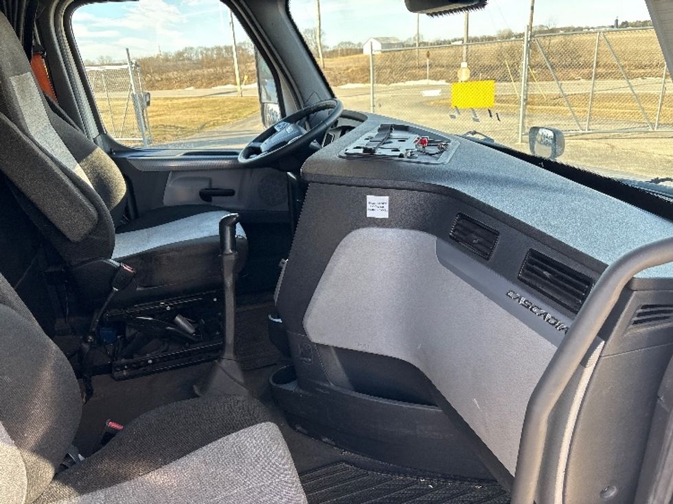 Sleeper Tractor-Heavy Duty Tractors-Freightliner-2022-T12664ST-Wabash-IN-499,401\n\t\tmiles-$ 63,750 - Image 15