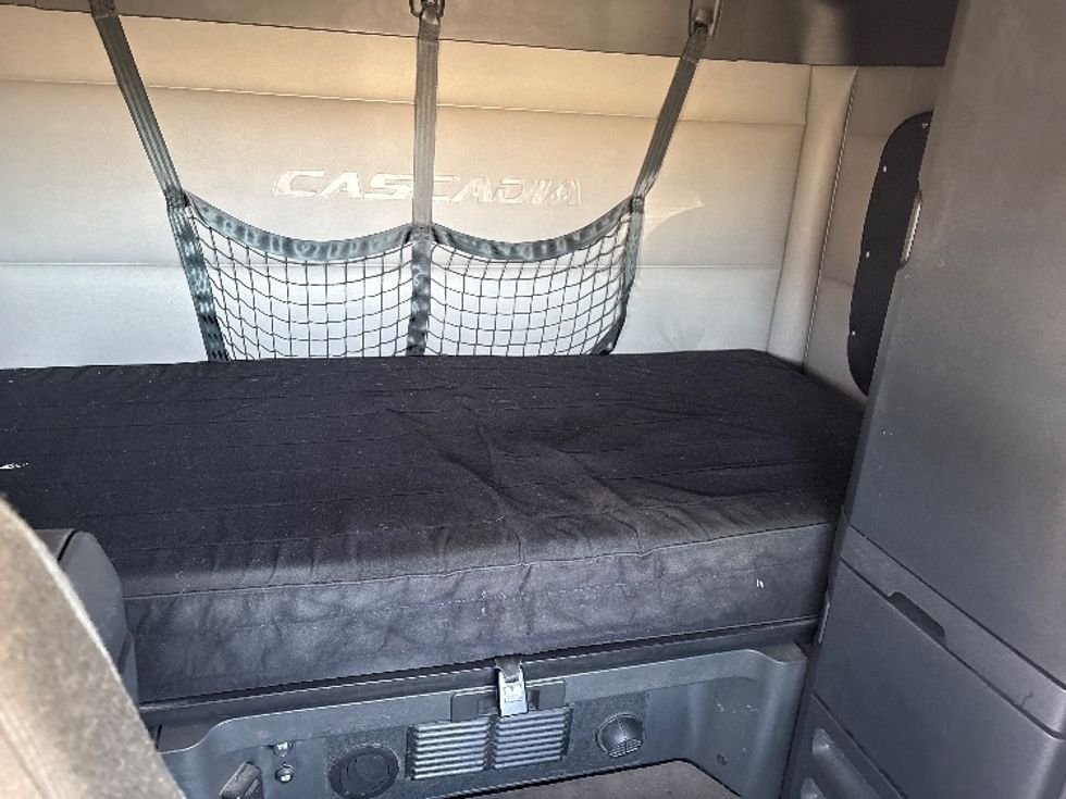 Sleeper Tractor-Heavy Duty Tractors-Freightliner-2022-T12664ST-Wabash-IN-499,401\n\t\tmiles-$ 63,750 - Image 16