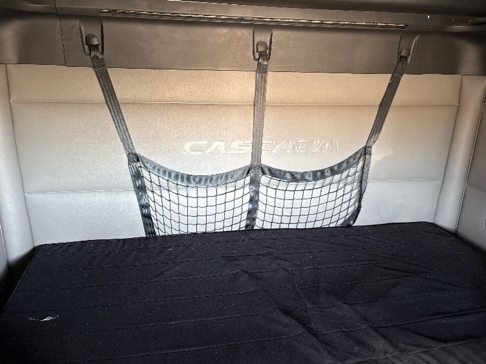 Sleeper Tractor-Heavy Duty Tractors-Freightliner-2022-T12664ST-Wabash-IN-499,401\n\t\tmiles-$ 63,750 - Image 17