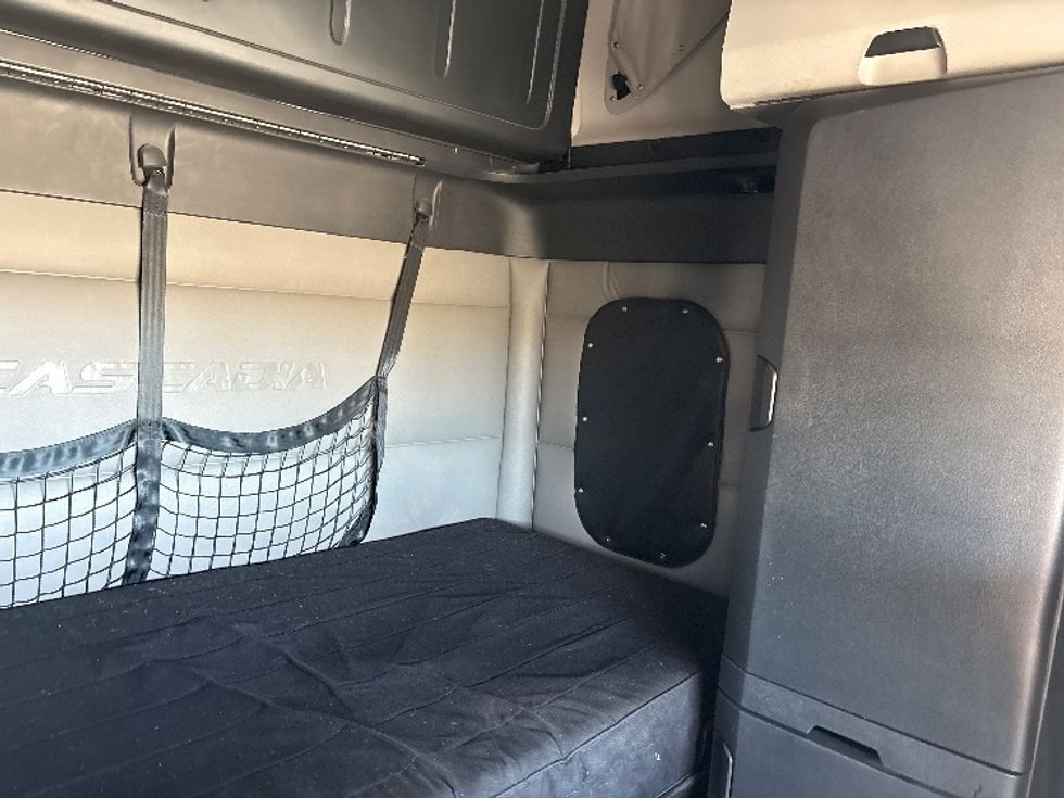 Sleeper Tractor-Heavy Duty Tractors-Freightliner-2022-T12664ST-Wabash-IN-499,401\n\t\tmiles-$ 63,750 - Image 18