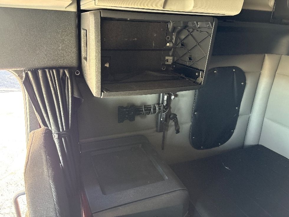 Sleeper Tractor-Heavy Duty Tractors-Freightliner-2022-T12664ST-Wabash-IN-499,401\n\t\tmiles-$ 63,750 - Image 19