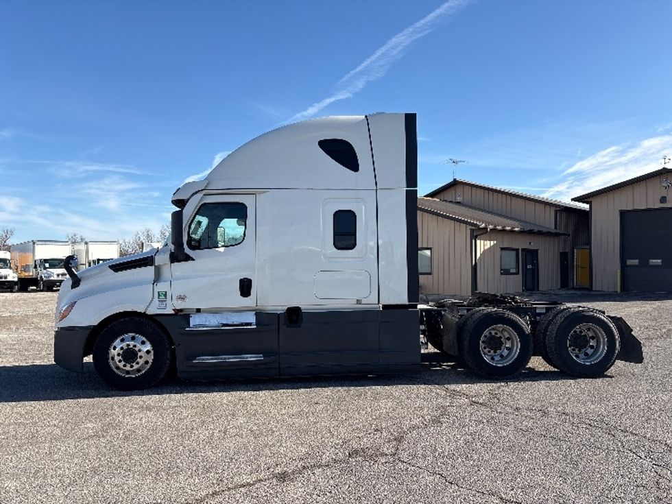 Sleeper Tractor-Heavy Duty Tractors-Freightliner-2022-T12664ST-Wabash-IN-499,401\n\t\tmiles-$ 63,750 - Image 4