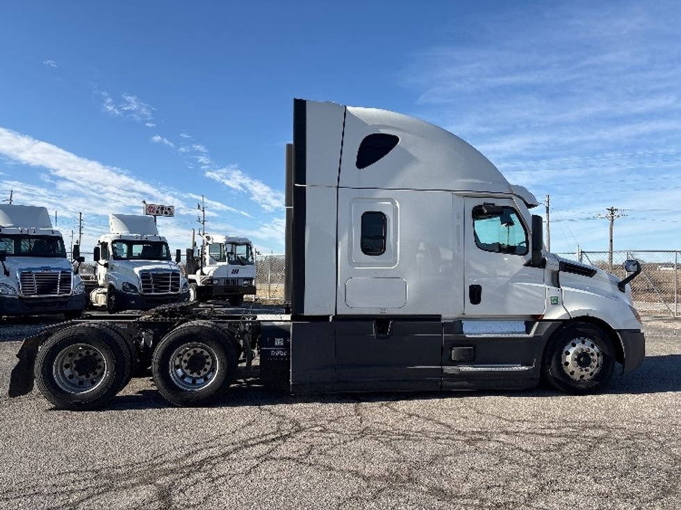 Sleeper Tractor-Heavy Duty Tractors-Freightliner-2022-T12664ST-Wabash-IN-499,401\n\t\tmiles-$ 63,750 - Image 8