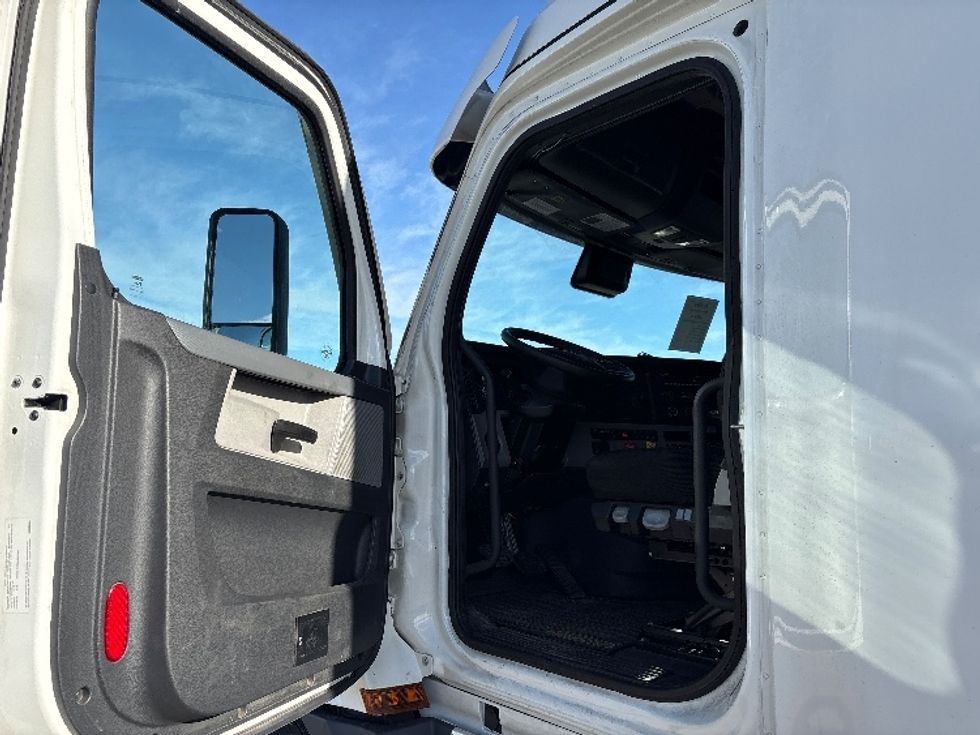 Sleeper Tractor-Heavy Duty Tractors-Freightliner-2022-T12664ST-Wabash-IN-499,401\n\t\tmiles-$ 63,750 - Image 9
