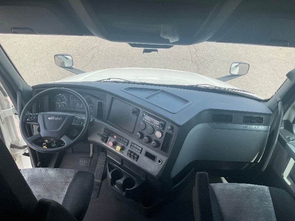 Sleeper Tractor-Heavy Duty Tractors-Freightliner-2022-T12664ST-Warren-MI-499,433\n\t\tmiles-$ 69,250 - Image 11