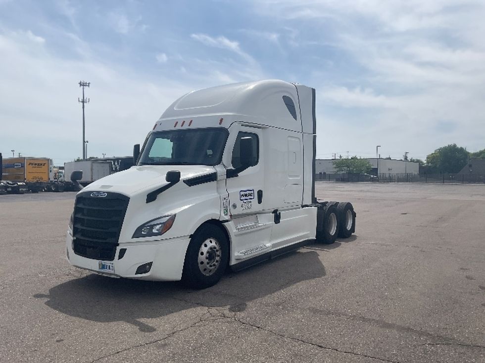 Sleeper Tractor-Heavy Duty Tractors-Freightliner-2022-T12664ST-Warren-MI-499,433\n\t\tmiles-$ 69,250 - Image 2