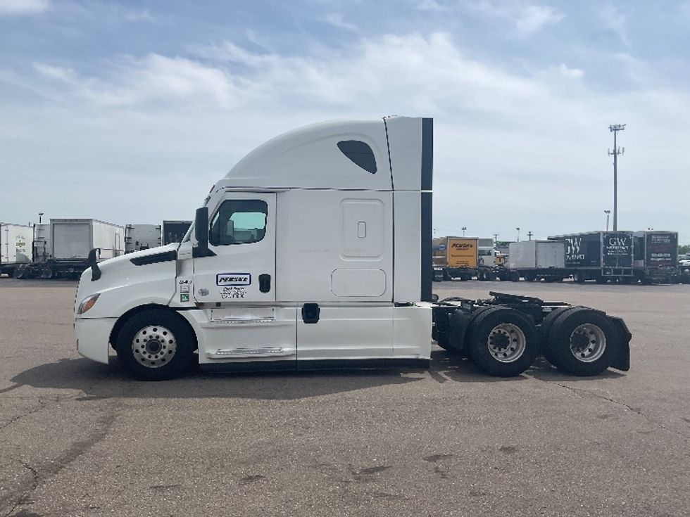 Sleeper Tractor-Heavy Duty Tractors-Freightliner-2022-T12664ST-Warren-MI-499,433\n\t\tmiles-$ 69,250 - Image 3