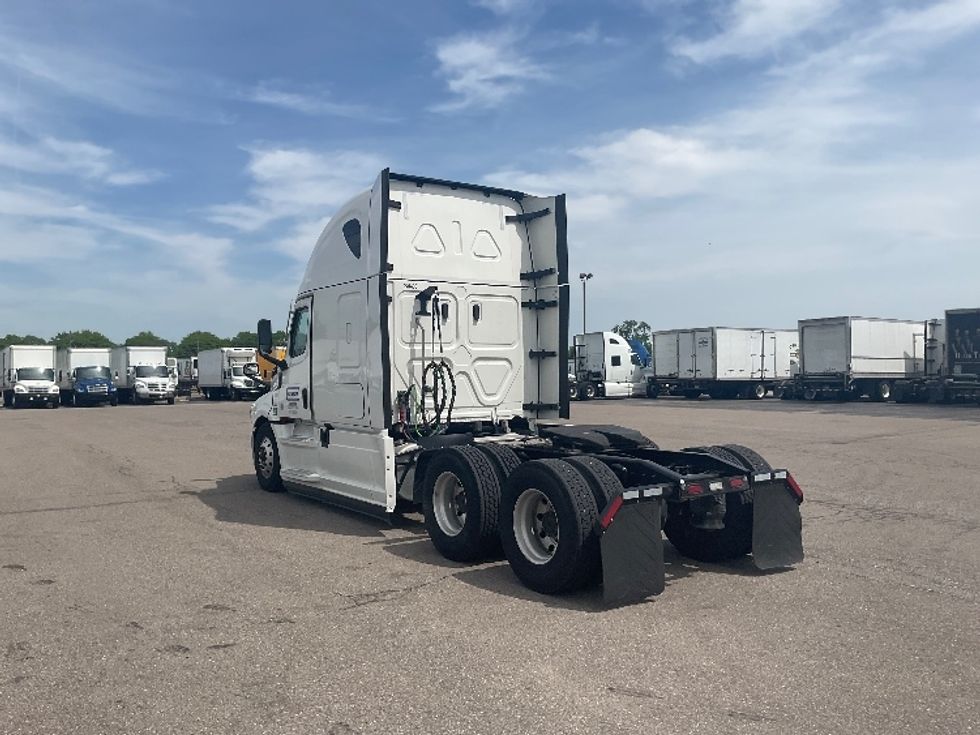 Sleeper Tractor-Heavy Duty Tractors-Freightliner-2022-T12664ST-Warren-MI-499,433\n\t\tmiles-$ 69,250 - Image 4