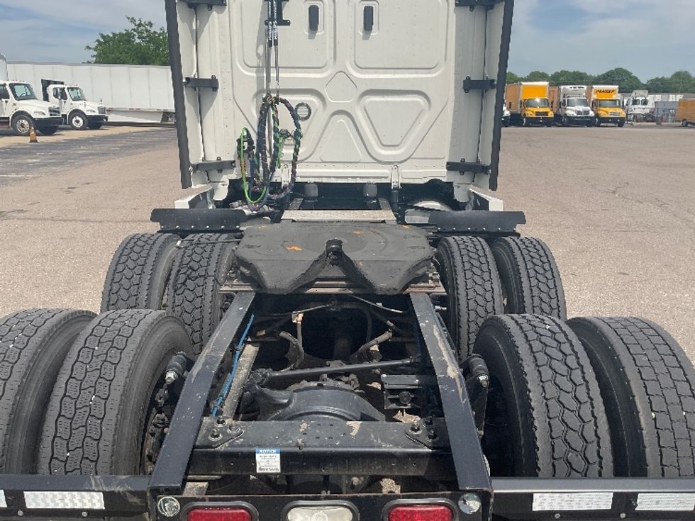 Sleeper Tractor-Heavy Duty Tractors-Freightliner-2022-T12664ST-Warren-MI-499,433\n\t\tmiles-$ 69,250 - Image 5