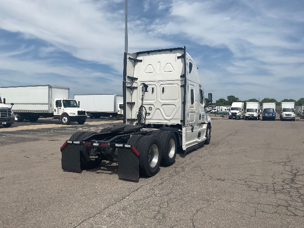 Sleeper Tractor-Heavy Duty Tractors-Freightliner-2022-T12664ST-Warren-MI-499,433\n\t\tmiles-$ 69,250 - Image 6