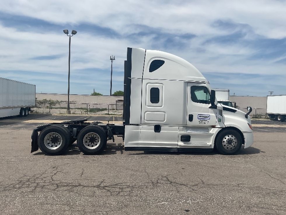 Sleeper Tractor-Heavy Duty Tractors-Freightliner-2022-T12664ST-Warren-MI-499,433\n\t\tmiles-$ 69,250 - Image 7