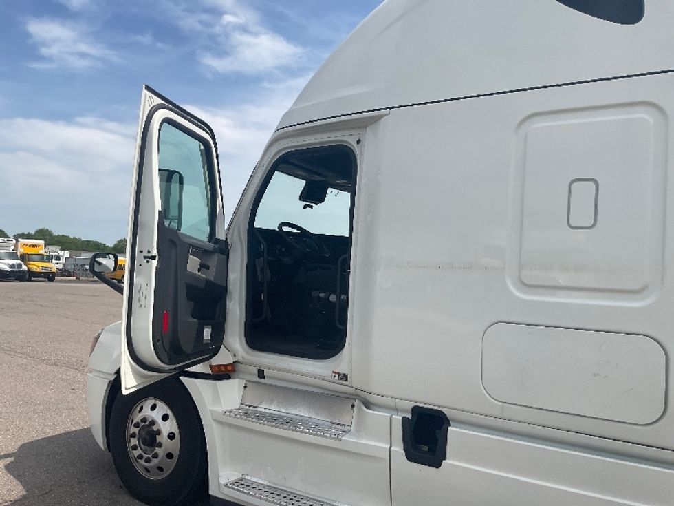 Sleeper Tractor-Heavy Duty Tractors-Freightliner-2022-T12664ST-Warren-MI-499,433\n\t\tmiles-$ 69,250 - Image 8
