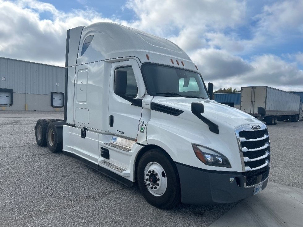 Sleeper Tractor-Heavy Duty Tractors-Freightliner-2022-T12664ST-Warren-MI-557,382\n\t\tmiles-$ 74,250 - Image 1