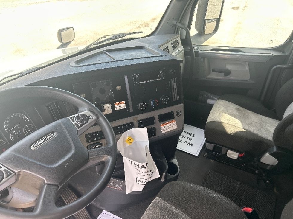 Sleeper Tractor-Heavy Duty Tractors-Freightliner-2022-T12664ST-Warren-MI-557,382\n\t\tmiles-$ 74,250 - Image 10