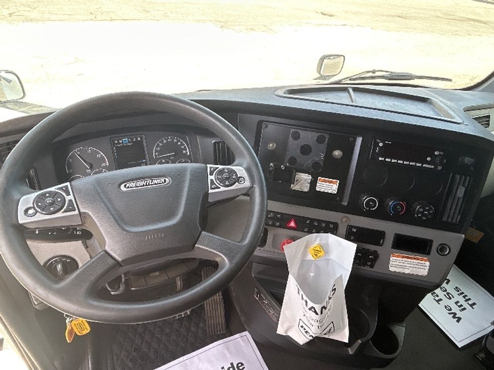 Sleeper Tractor-Heavy Duty Tractors-Freightliner-2022-T12664ST-Warren-MI-557,382\n\t\tmiles-$ 74,250 - Image 11