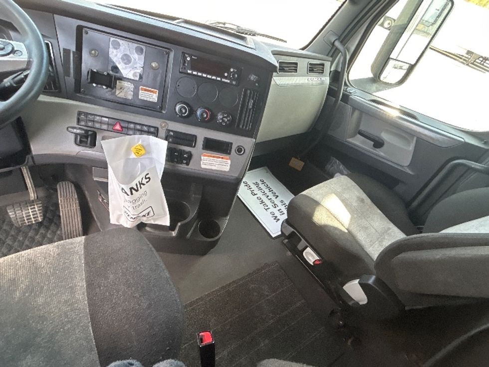 Sleeper Tractor-Heavy Duty Tractors-Freightliner-2022-T12664ST-Warren-MI-557,382\n\t\tmiles-$ 74,250 - Image 12