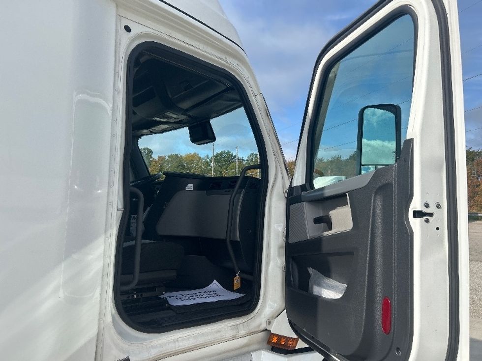 Sleeper Tractor-Heavy Duty Tractors-Freightliner-2022-T12664ST-Warren-MI-557,382\n\t\tmiles-$ 74,250 - Image 13