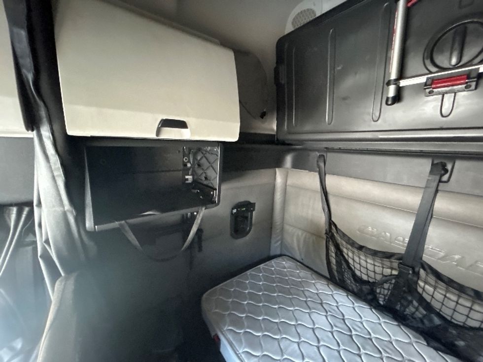 Sleeper Tractor-Heavy Duty Tractors-Freightliner-2022-T12664ST-Warren-MI-557,382\n\t\tmiles-$ 74,250 - Image 19