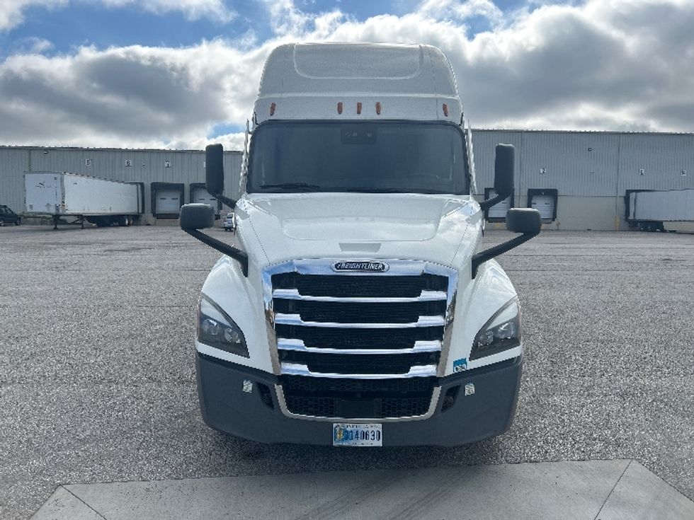 Sleeper Tractor-Heavy Duty Tractors-Freightliner-2022-T12664ST-Warren-MI-557,382\n\t\tmiles-$ 74,250 - Image 2