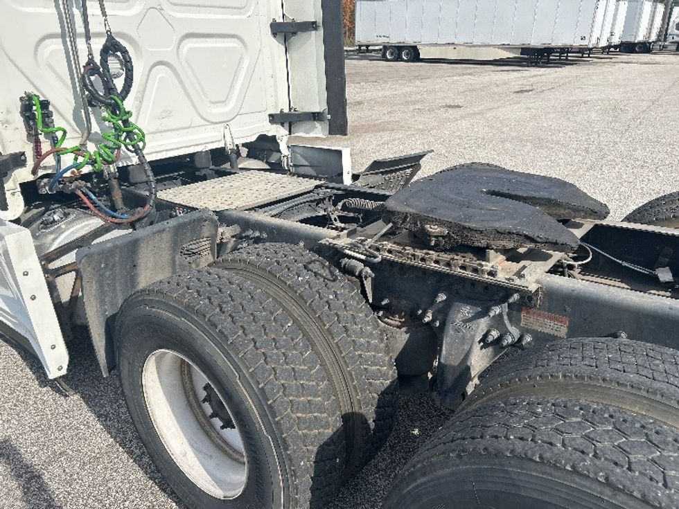Sleeper Tractor-Heavy Duty Tractors-Freightliner-2022-T12664ST-Warren-MI-557,382\n\t\tmiles-$ 74,250 - Image 22