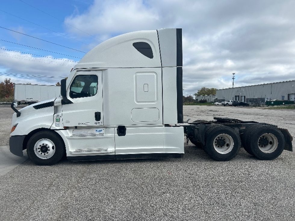 Sleeper Tractor-Heavy Duty Tractors-Freightliner-2022-T12664ST-Warren-MI-557,382\n\t\tmiles-$ 74,250 - Image 4