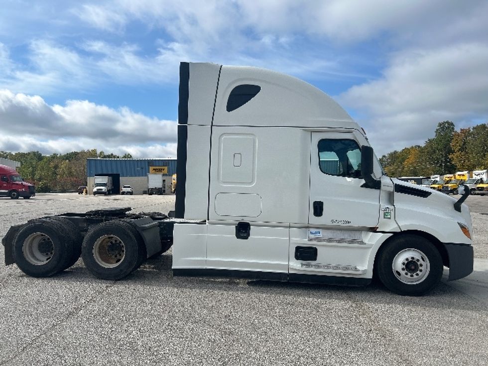 Sleeper Tractor-Heavy Duty Tractors-Freightliner-2022-T12664ST-Warren-MI-557,382\n\t\tmiles-$ 74,250 - Image 8