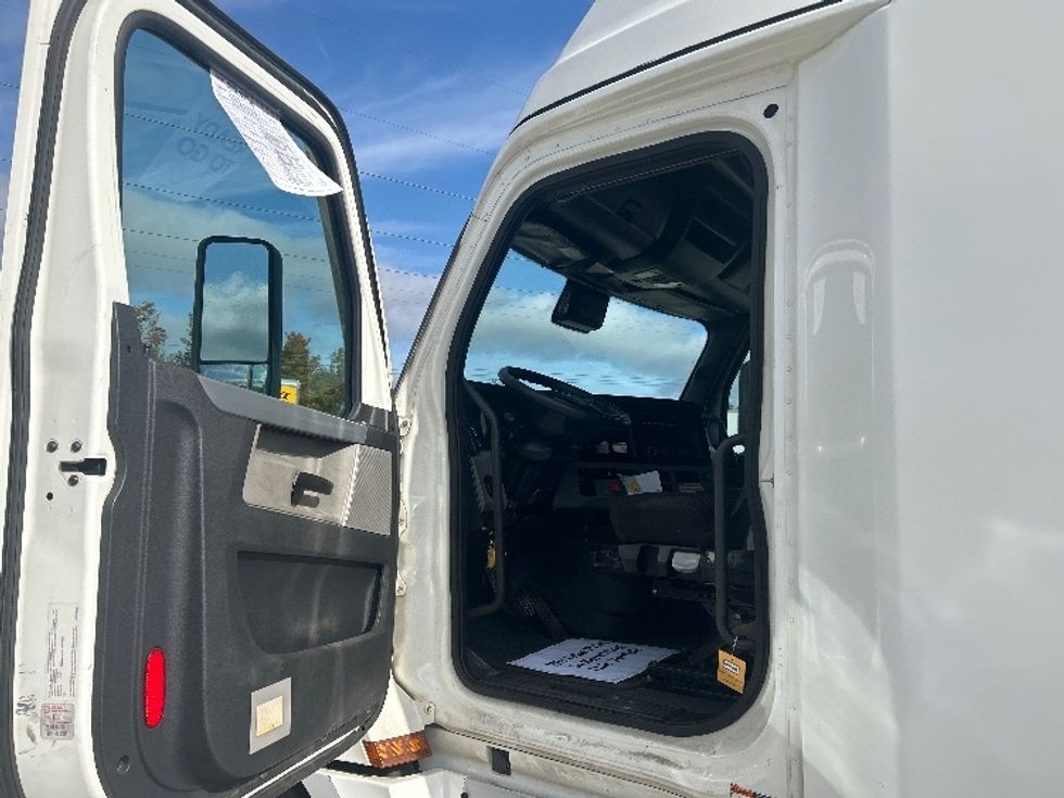 Sleeper Tractor-Heavy Duty Tractors-Freightliner-2022-T12664ST-Warren-MI-557,382\n\t\tmiles-$ 74,250 - Image 9