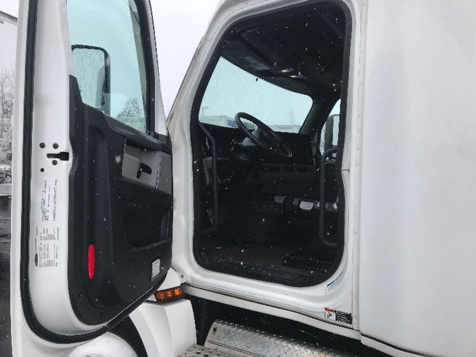 Sleeper Tractor-Heavy Duty Tractors-Freightliner-2022-T12664ST-Watertown-NY-349,615\n\t\tmiles-$ 88,000 - Image 9