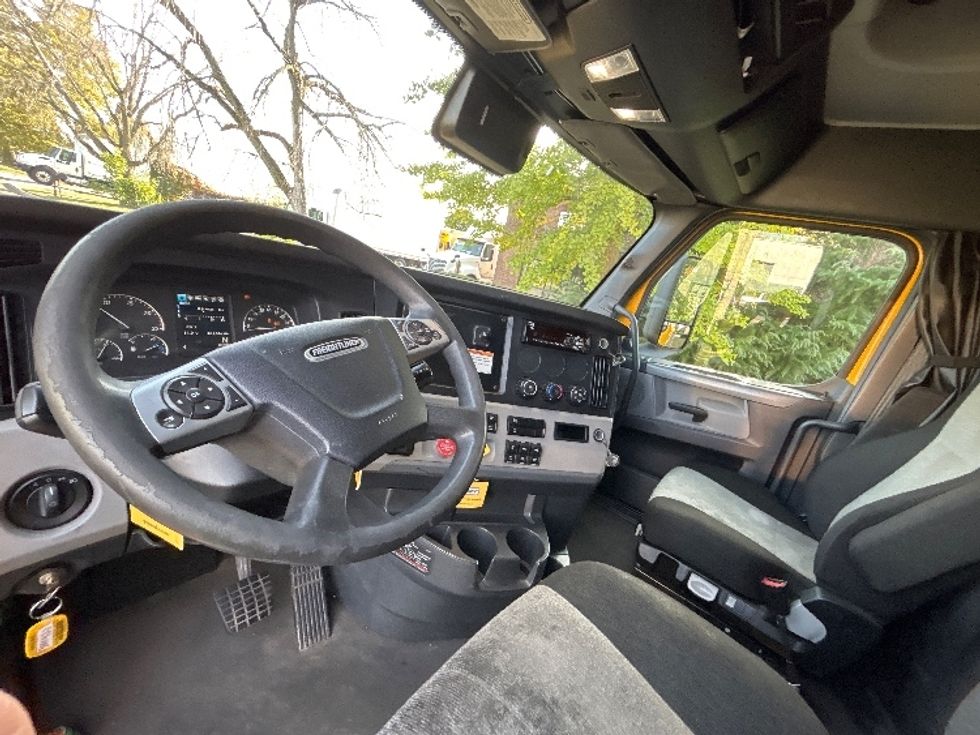 Sleeper Tractor-Heavy Duty Tractors-Freightliner-2022-T12664ST-West Babylon-NY-461,542\n\t\tmiles-$ 68,250 - Image 10