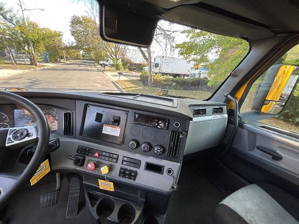 Sleeper Tractor-Heavy Duty Tractors-Freightliner-2022-T12664ST-West Babylon-NY-461,542\n\t\tmiles-$ 68,250 - Image 12