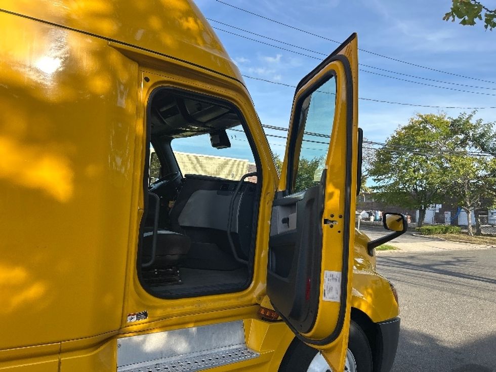 Sleeper Tractor-Heavy Duty Tractors-Freightliner-2022-T12664ST-West Babylon-NY-461,542\n\t\tmiles-$ 68,250 - Image 13