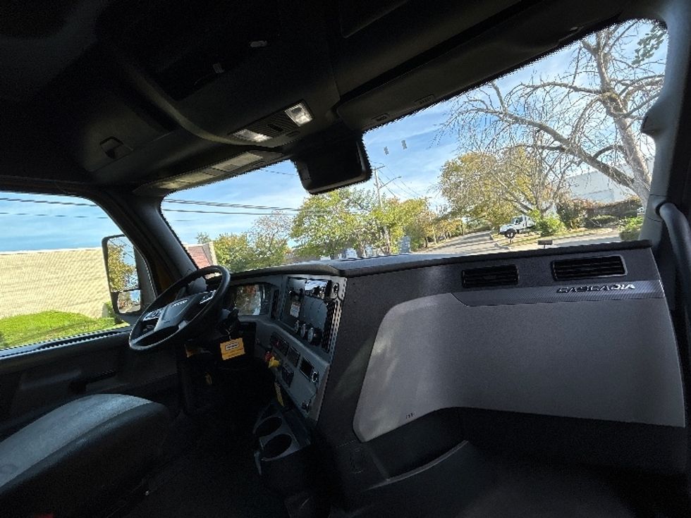 Sleeper Tractor-Heavy Duty Tractors-Freightliner-2022-T12664ST-West Babylon-NY-461,542\n\t\tmiles-$ 68,250 - Image 14