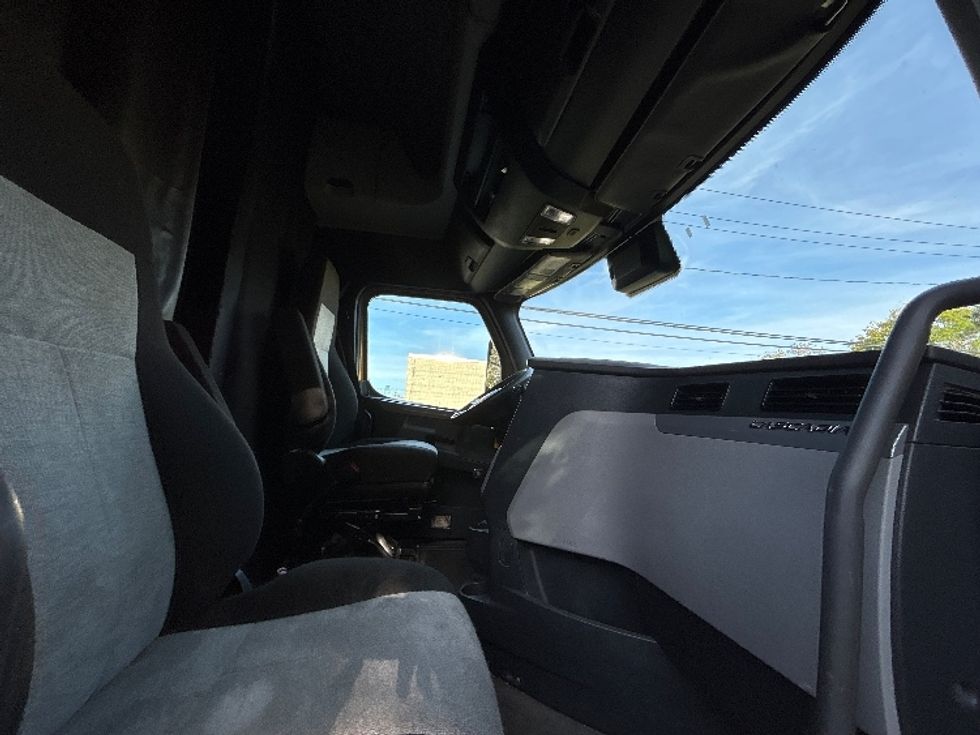 Sleeper Tractor-Heavy Duty Tractors-Freightliner-2022-T12664ST-West Babylon-NY-461,542\n\t\tmiles-$ 68,250 - Image 15