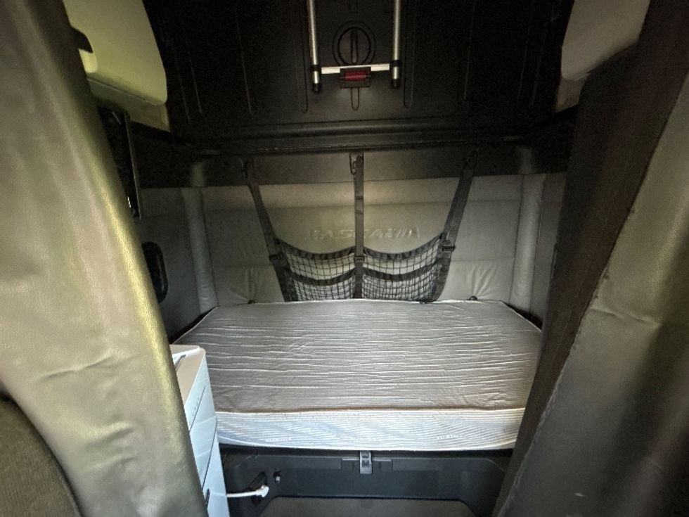 Sleeper Tractor-Heavy Duty Tractors-Freightliner-2022-T12664ST-West Babylon-NY-461,542\n\t\tmiles-$ 68,250 - Image 16