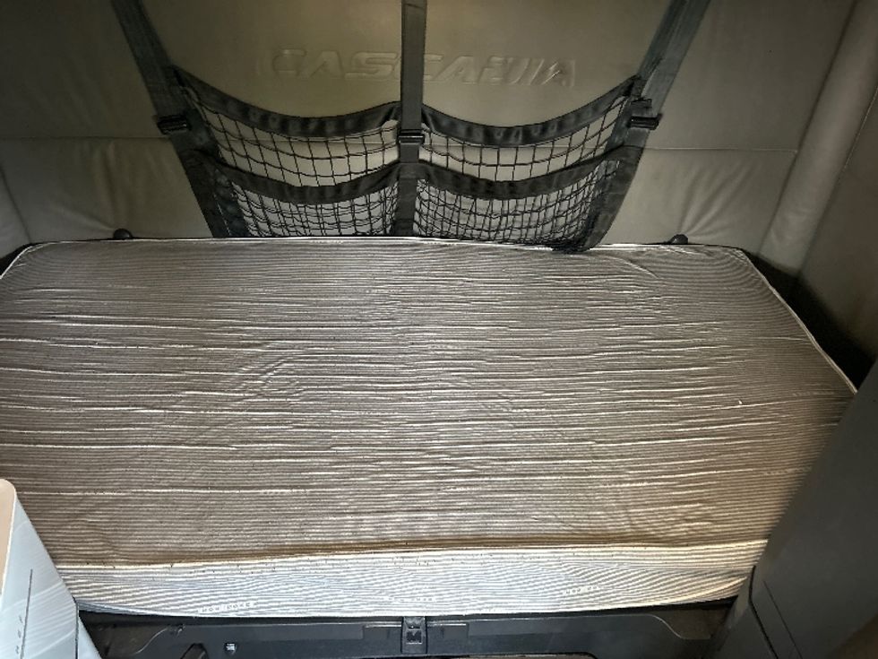 Sleeper Tractor-Heavy Duty Tractors-Freightliner-2022-T12664ST-West Babylon-NY-461,542\n\t\tmiles-$ 68,250 - Image 17