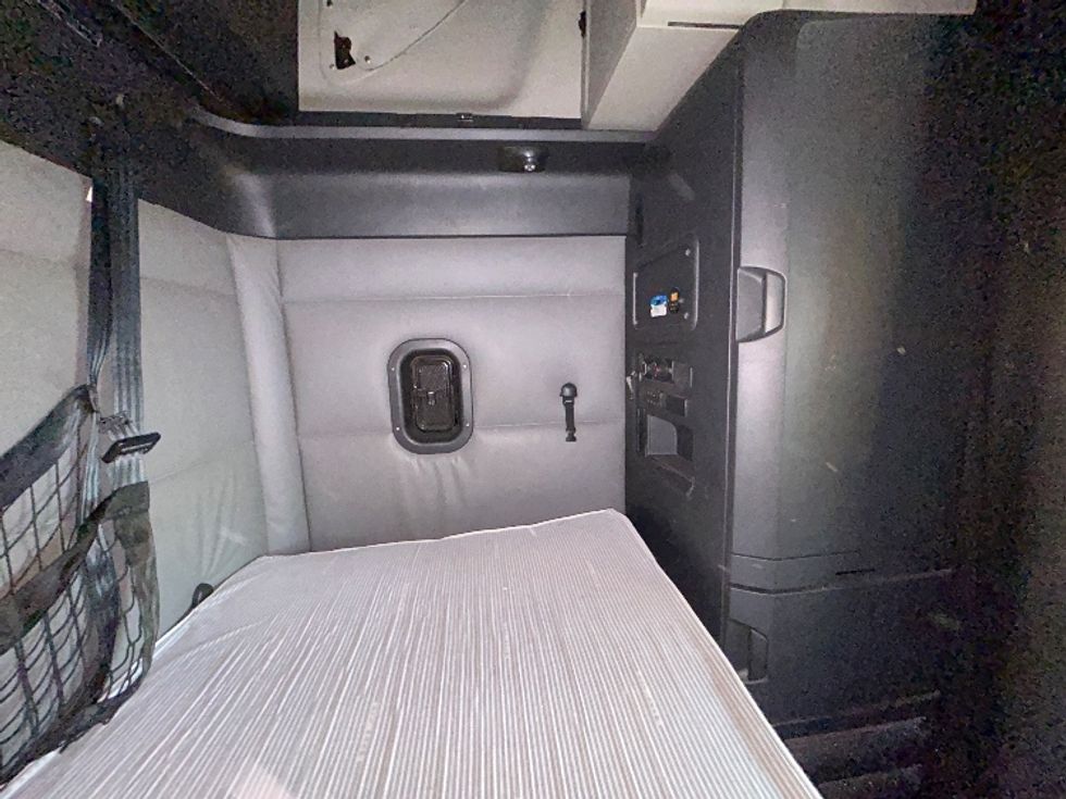 Sleeper Tractor-Heavy Duty Tractors-Freightliner-2022-T12664ST-West Babylon-NY-461,542\n\t\tmiles-$ 68,250 - Image 18