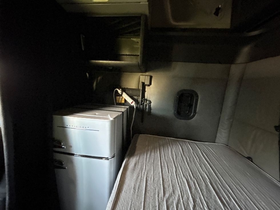 Sleeper Tractor-Heavy Duty Tractors-Freightliner-2022-T12664ST-West Babylon-NY-461,542\n\t\tmiles-$ 68,250 - Image 19