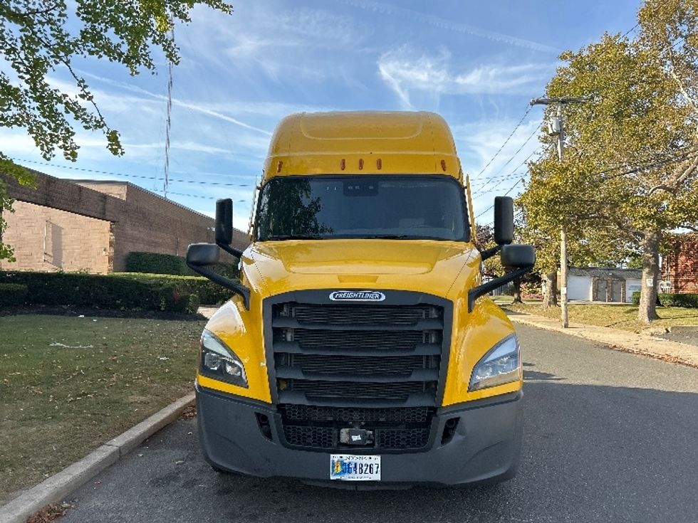 Sleeper Tractor-Heavy Duty Tractors-Freightliner-2022-T12664ST-West Babylon-NY-461,542\n\t\tmiles-$ 68,250 - Image 2