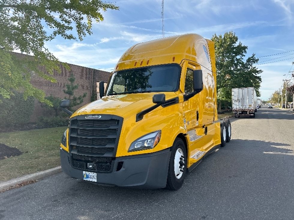 Sleeper Tractor-Heavy Duty Tractors-Freightliner-2022-T12664ST-West Babylon-NY-461,542\n\t\tmiles-$ 68,250 - Image 3
