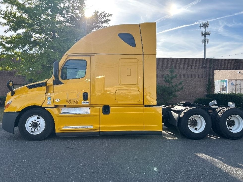 Sleeper Tractor-Heavy Duty Tractors-Freightliner-2022-T12664ST-West Babylon-NY-461,542\n\t\tmiles-$ 68,250 - Image 4