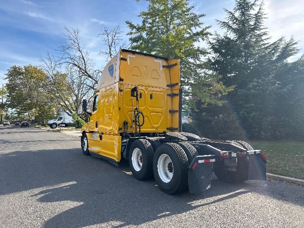 Sleeper Tractor-Heavy Duty Tractors-Freightliner-2022-T12664ST-West Babylon-NY-461,542\n\t\tmiles-$ 68,250 - Image 5