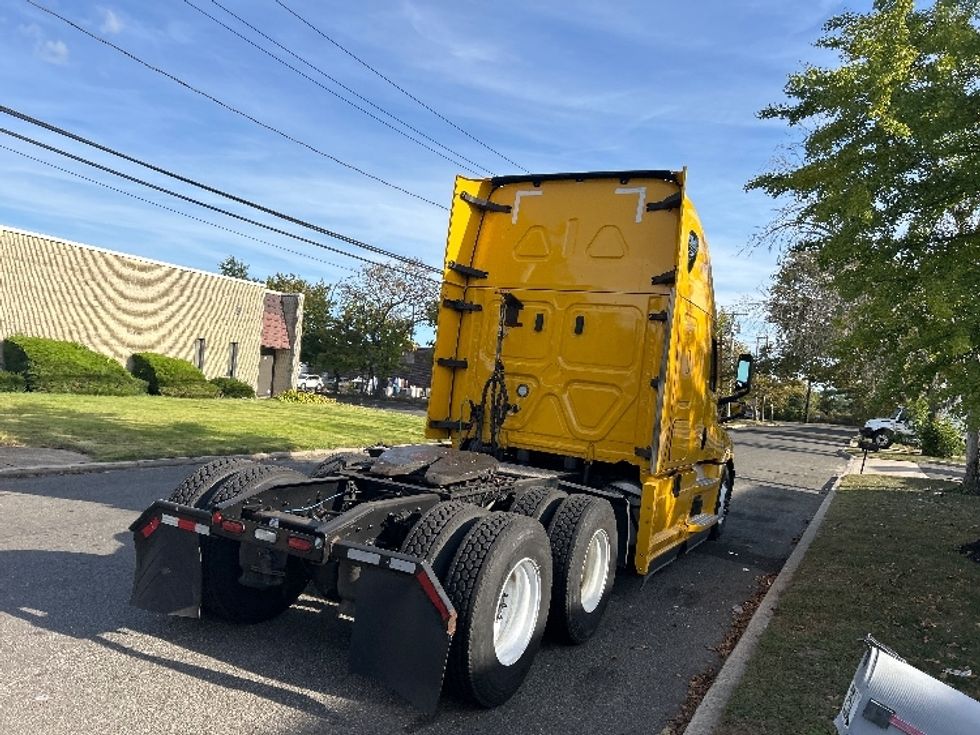 Sleeper Tractor-Heavy Duty Tractors-Freightliner-2022-T12664ST-West Babylon-NY-461,542\n\t\tmiles-$ 68,250 - Image 7