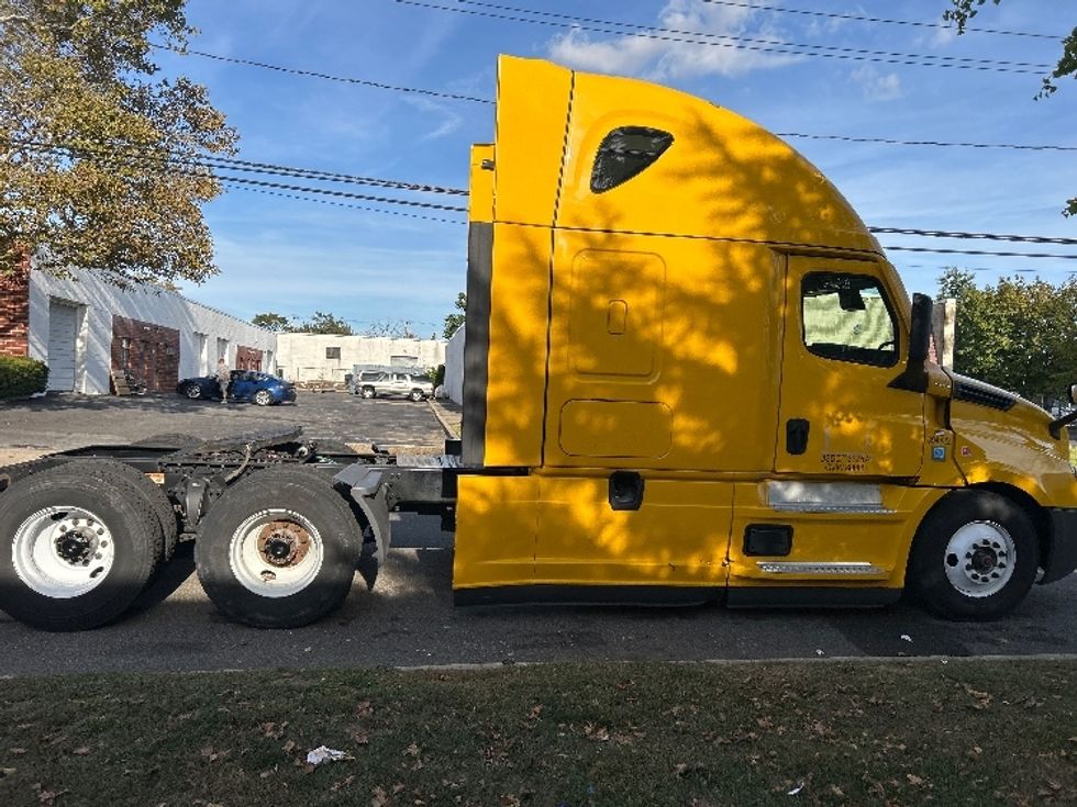 Sleeper Tractor-Heavy Duty Tractors-Freightliner-2022-T12664ST-West Babylon-NY-461,542\n\t\tmiles-$ 68,250 - Image 8