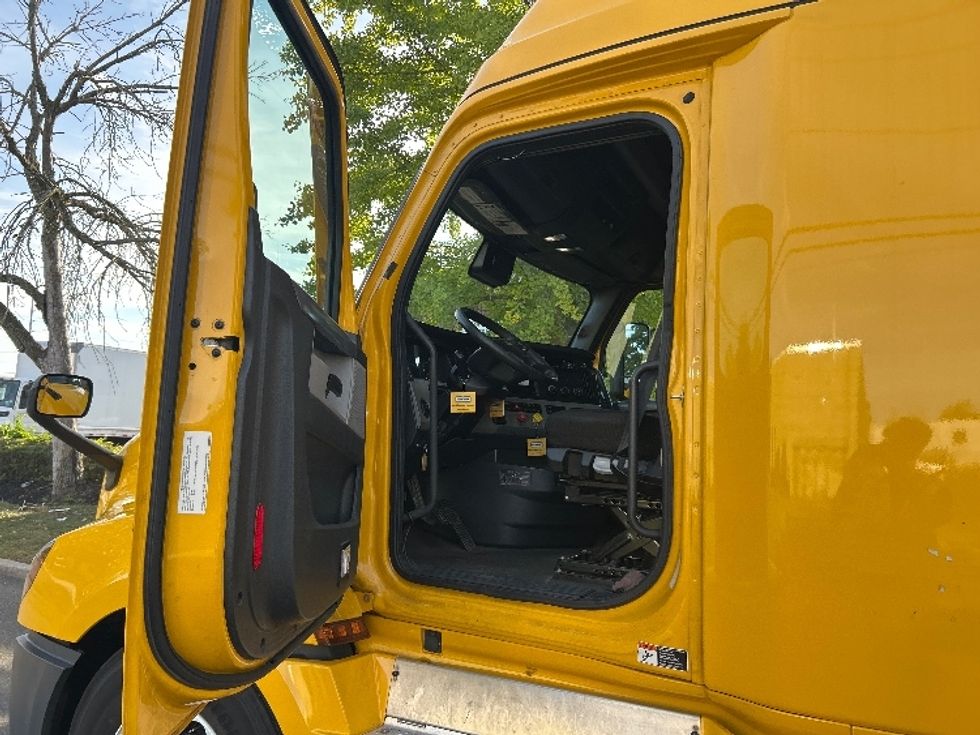 Sleeper Tractor-Heavy Duty Tractors-Freightliner-2022-T12664ST-West Babylon-NY-461,542\n\t\tmiles-$ 68,250 - Image 9