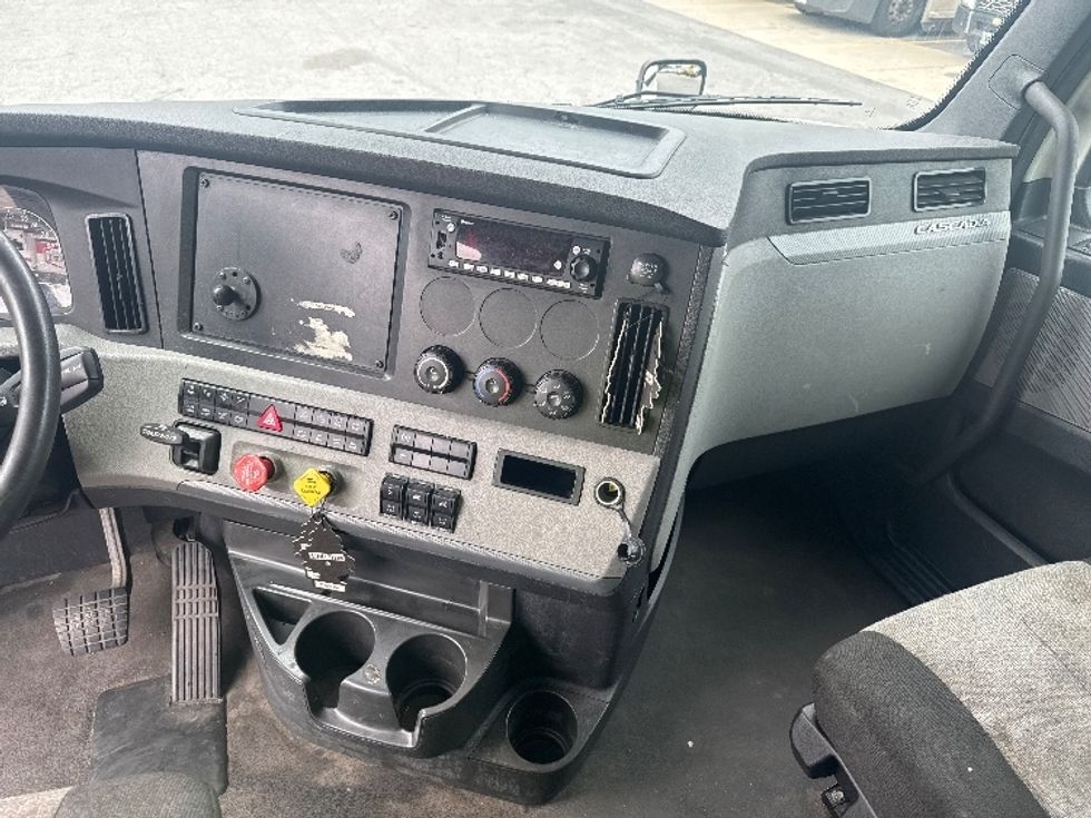 Sleeper Tractor-Heavy Duty Tractors-Freightliner-2022-T12664ST-West Columbia-SC-460,639\n\t\tmiles-$ 73,500 - Image 12