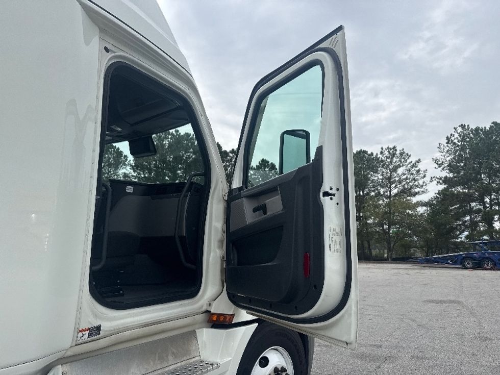Sleeper Tractor-Heavy Duty Tractors-Freightliner-2022-T12664ST-West Columbia-SC-460,639\n\t\tmiles-$ 73,500 - Image 13