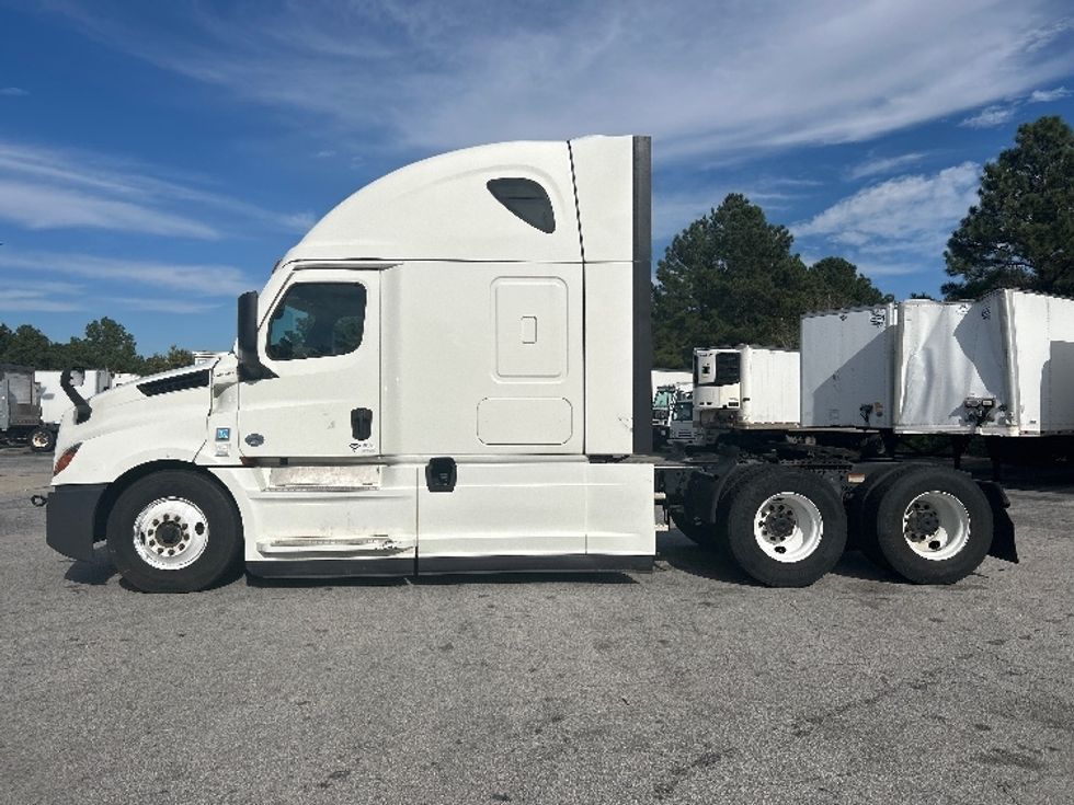 Sleeper Tractor-Heavy Duty Tractors-Freightliner-2022-T12664ST-West Columbia-SC-460,639\n\t\tmiles-$ 73,500 - Image 4