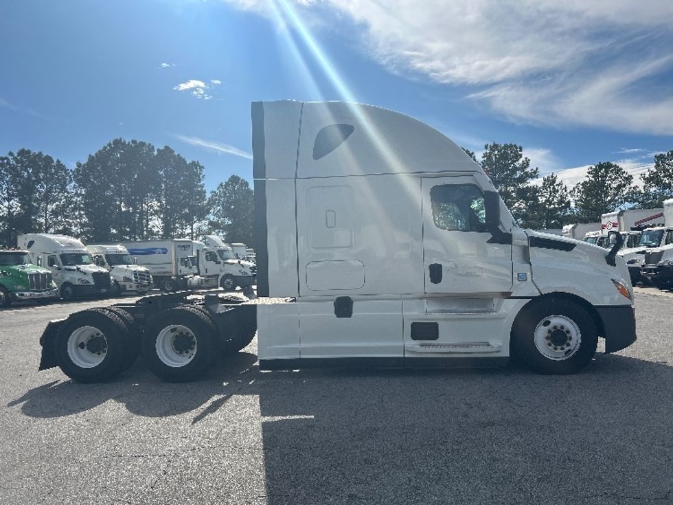 Sleeper Tractor-Heavy Duty Tractors-Freightliner-2022-T12664ST-West Columbia-SC-460,639\n\t\tmiles-$ 73,500 - Image 8