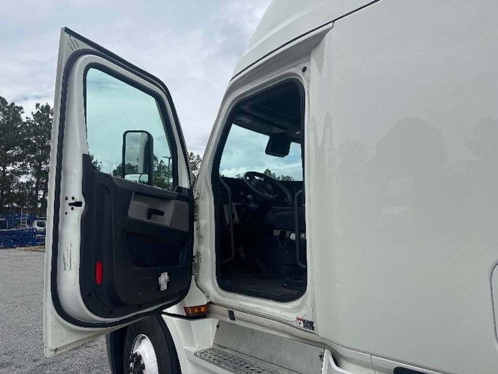 Sleeper Tractor-Heavy Duty Tractors-Freightliner-2022-T12664ST-West Columbia-SC-460,639\n\t\tmiles-$ 73,500 - Image 9
